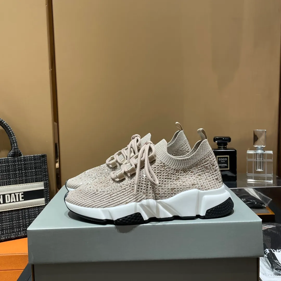 👟👟Ex-factory price 400👟👟 Balenciaga Balenciaga 🌝🌝glitter single shoes world premiere 🌈INS Weibo magazine sold out 💥💥counter limited edition ⚠️ Czech crystal hot diamond ⚠️specially customized fabric with summer cooling and heating effect ⚠️TPU ten PU vacuum combination bottom (not a plastic bottom formed by market currency) ,) The inner craftsmanship and material are the same as the original! ! Size 35 to 45M standard size (34, 46 can be customized) original high-end top complete package (with original Balenciaga socks included)